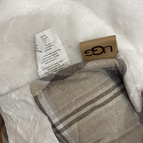 NWT Ugg Twin Twin XL Reversible Comforter Set(1 comforter And 1 sham) - Picture 3 of 4
